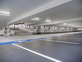 Foto von einer Parkhausebene mit Rampe beschichtet