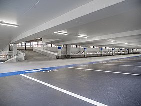 Foto von einer Parkhausebene mit Rampe beschichtet