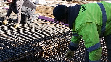 Foto vom Bewehrungsarbeiten an einer Tiefgaragendecke