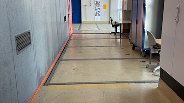 Foto von einem Gang mit und einer beigen Beschichtung in einem Maschinenhaus