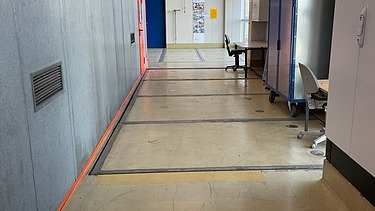 Foto von einem Gang mit und einer beigen Beschichtung in einem Maschinenhaus