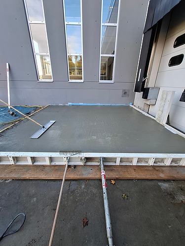 Foto von einer betonierten Bodenplatte