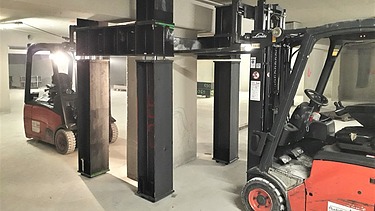 Anbringen der Tiefgaragenverstärkung Foto von zwei Gebelstapler an einer Stütze