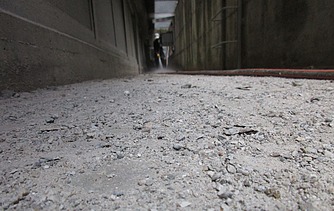 Foto von einem Gang in dem Betonabbruch liegt