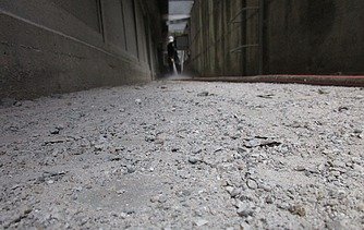 Foto von einem Gang in dem Betonabbruch liegt