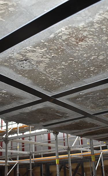 Foto von einer Tiefgarage beim Einbau von CFK-Lamellen