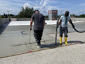 Foto vom Einbau des PCC Materials zum Ausgleich von Höhenunterscheiden