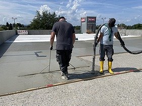 Foto vom Einbau des PCC Materials zum Ausgleich von Höhenunterscheiden