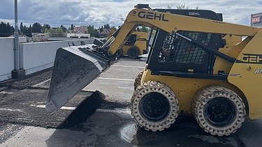 Foto von Abtragsarbeiten an dem Asphalt