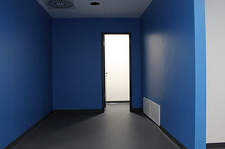 Foto von einer blauen Wandbeschichtung in einer Umkleidekabine