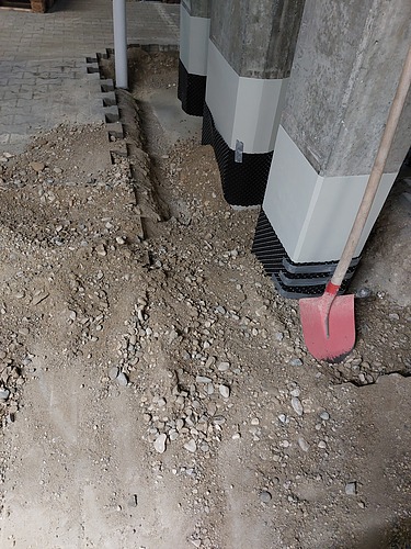 Foto von sanierten Stützen in der Tiefgarage