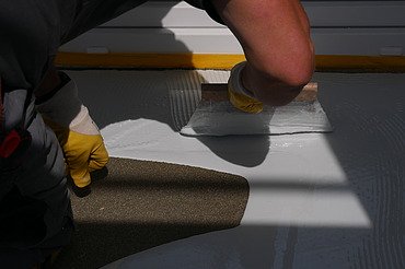 Foto von Beschichtungsauftrag auf einem Balkon