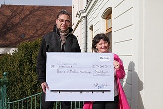Hospiz St. Martinus Kirchbierlingen Foto von einem Mann und einer Frau vor einem Gebäude
