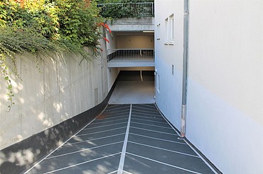 Spezialbeschichtung der Tiefgarageneinfahrt Foto von einer Tiefgarageneinfahrt mit Fischgrätenmuster