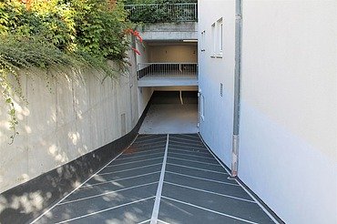 Spezialbeschichtung der Tiefgarageneinfahrt Foto von einer Tiefgarageneinfahrt mit Fischgrätenmuster