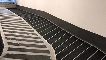 Foto von einer beschichteten Rampe in Fischgrätenmuster