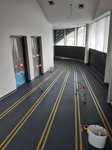 Foto von Abklebearbeiten an einem Hallenbad Boden