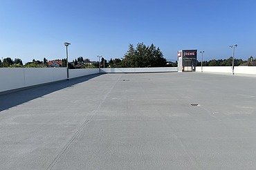 Foto von einerm beschichteten Parkdeck am Rewe Markt