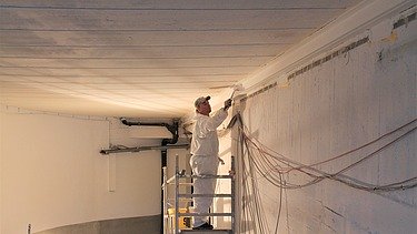 Foto von einem Maler der die Decke streicht