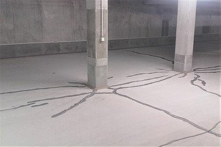 Foto von verfüllten Rissen an Stützen und Boden