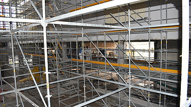 Foto von einem Gerüst in einer Halle