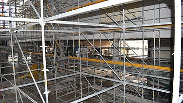 Foto von einem Gerüst in einer Halle