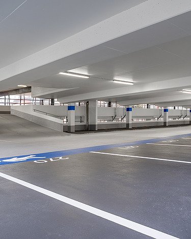 Ausbildung bei Repass Foto von einem Parkhaus mit einzelnen Parkbuchten