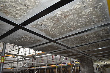 Foto von einer Tiefgarage beim Einbau von CFK-Lamellen