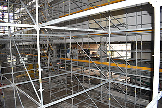 Foto von einem Gerüst in einer Halle