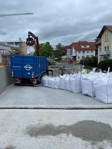 Foto von Big Bags auf einer Rampe und einem Lastwagen mit Kragarm