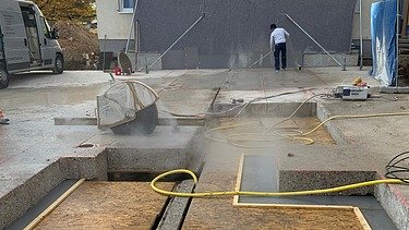 Foto von Betonsägearbeiten an einer Fuge Tiefgaragendecke