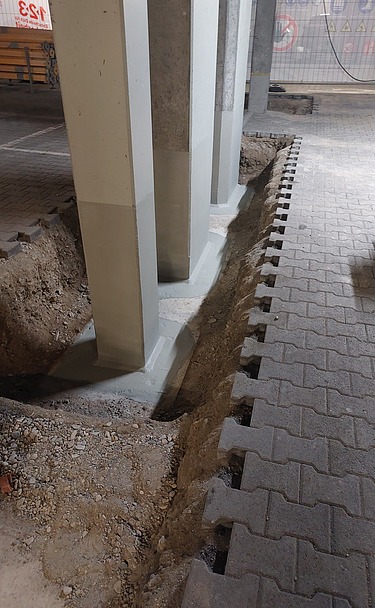 Foto von einem freigelegten Fundament das saniert wurde