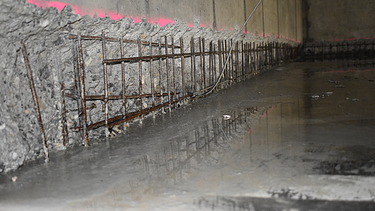 Foto von freigelegter Bewehrung im Stützenbereich