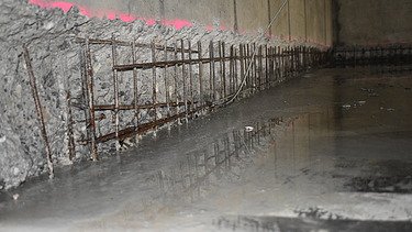 Foto von freigelegter Bewehrung im Stützenbereich
