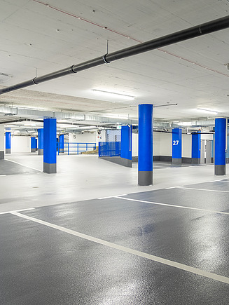 Foto einer sanierten Tiefgarage mit einem Markierungspfeil