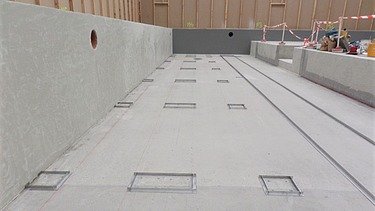 Foto von einem grauen Becken in einer Halle