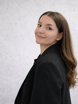 Foto von einer Frau vor einem grauen Hintergrund