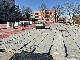 Foto von grundiertem Parkdeck mit Bitumenabdichtung