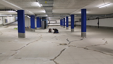 Foto vom einer gerissenen Bodeplatte die gerade saniert wird