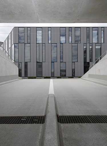 Eine Tiefgarageneinfahrt mit Blick auf ein gegenüberliegendes Gebäude