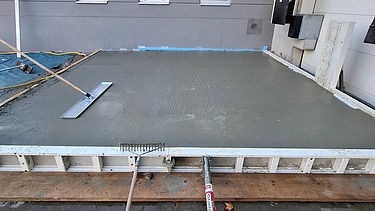 Foto von einer betonierten Bodenplatte