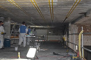 Foto von Mitarbeitern die Lamellen an die Decke anbringen