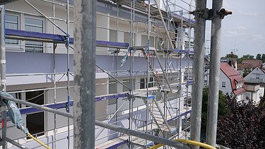 Foto von einem eingerüsteten Mehrfamilienhaus