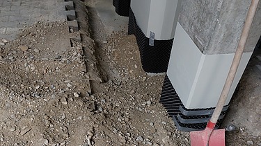 Foto von sanierten Stützen in der Tiefgarage