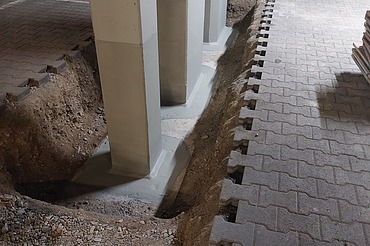 Foto von einem freigelegten Fundament das saniert wurde