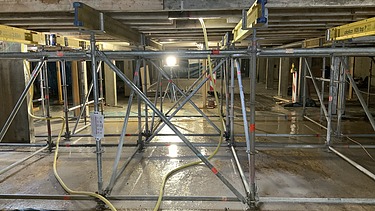 Foto von einem Gerüst unter der Tiefgaragendecke, Tiefgargensanierung Stuttgart