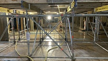 Foto von einem Gerüst unter der Tiefgaragendecke, Tiefgargensanierung Stuttgart