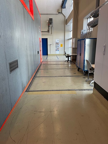 Foto von einem Gang mit und einer beigen Beschichtung in einem Maschinenhaus