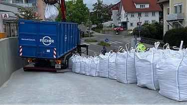 Foto von Big Bags auf einer Rampe und einem Lastwagen mit Kragarm